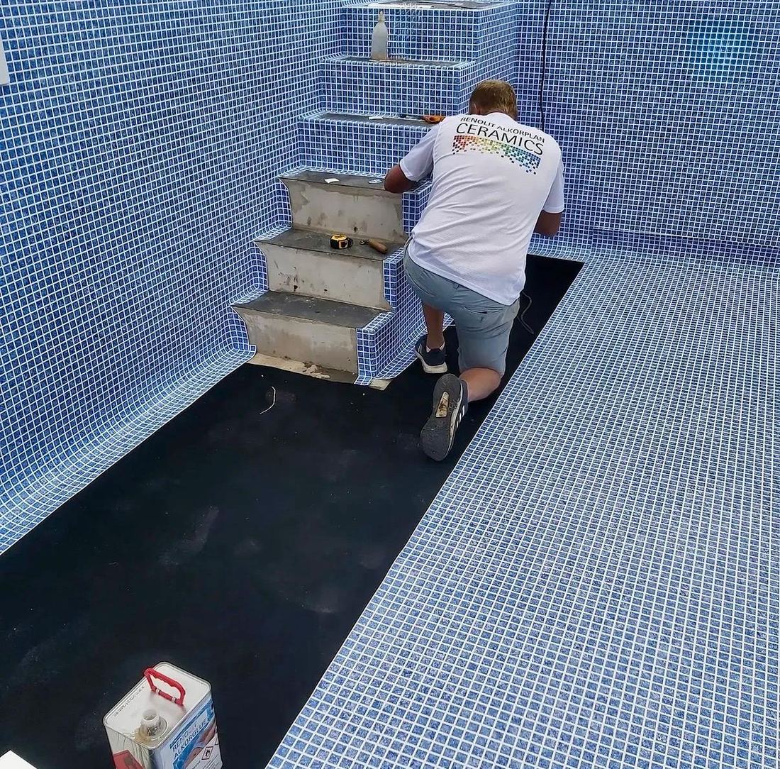 Scott installing a Renolit ALKORPLAN liner around tiled pool steps