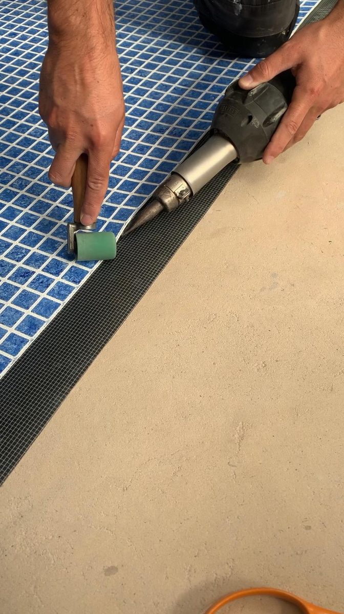 Hot-air welding a reinforced membrane seam on-site